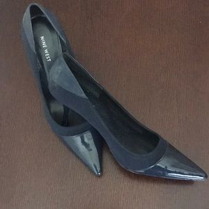 Navy blue patent leather/fabric pump